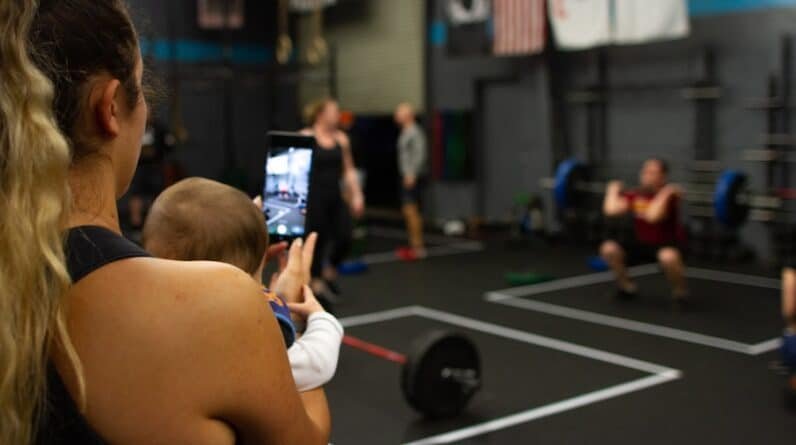 Photo "Social Media and Muscle Building: Navigating the Hype"